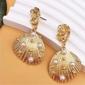 Chloé - Gold Pearl Shell Earrings.HOT ITEM